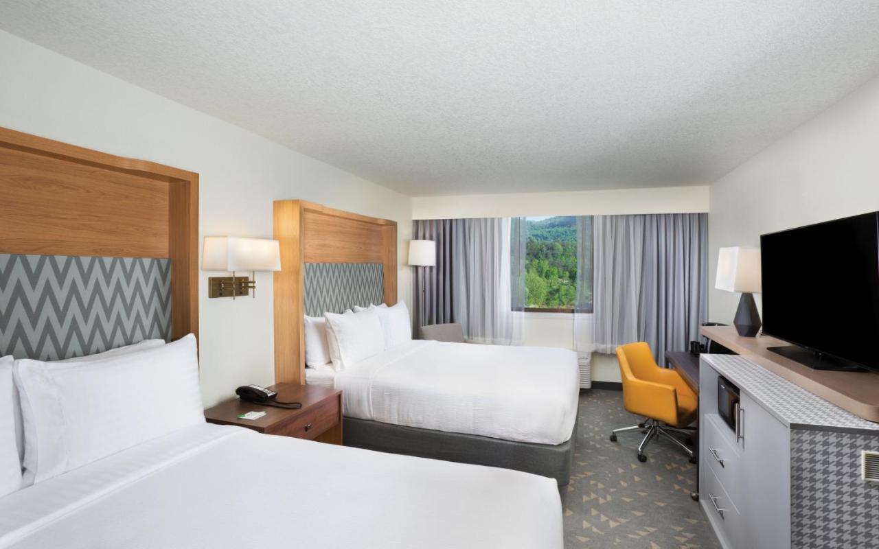 Queen Room with Two Queen Beds and Mountain View - Non-Smoking